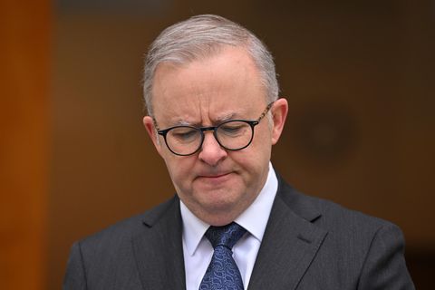 Anthony Albanese, Premierminister von Australien, schaut verkniffen nach unten.