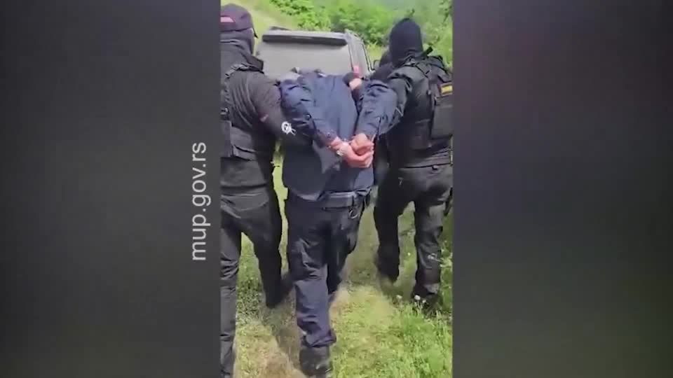 Video: Neuer Streit zwischen Kosovo und Serbien - Soldaten nehmen Polizisten fest
