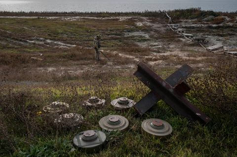 Ukrainischer Soldat auf der Suche nach Minen