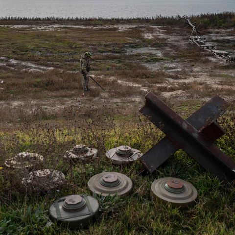 Ukrainischer Soldat auf der Suche nach Minen