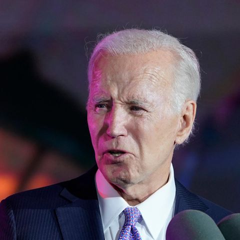 US-Präsident Joe Biden steht an einem Rednerpult mit seinem Amtswappen und gestikuliert