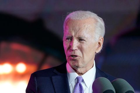 US-Präsident Joe Biden steht an einem Rednerpult mit seinem Amtswappen und gestikuliert