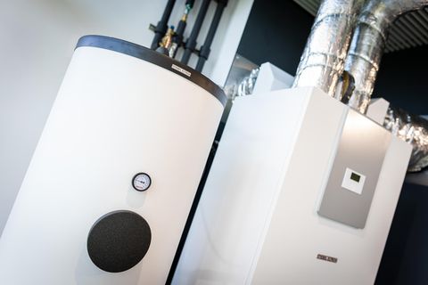 Wärmepumpen sind in einem Heizungsraum im niedersächsischen Holzminden zu sehen.