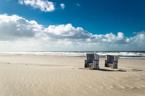 Urlaub an der Ostsee oder Nordsee muss nicht teuer sein – wenn man an den richtigen Ort fährt. 