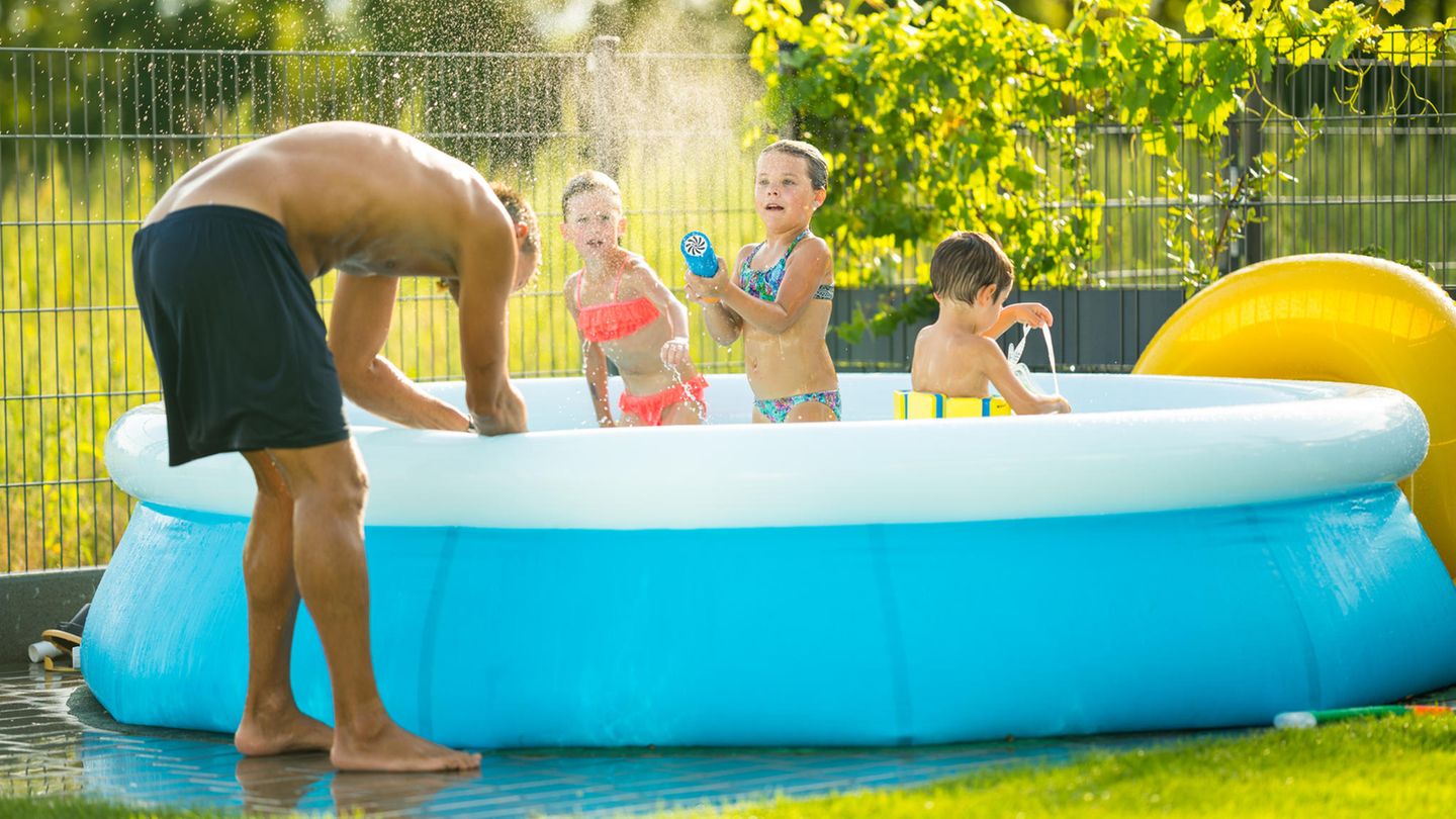 Tägliches Familienleben im Sommergarten