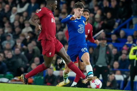 Chelseas Kai Havertz (r.) im Zweikampf mit Liverpools Ibrahima Konaté