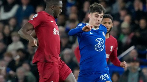 Chelseas Kai Havertz (r.) im Zweikampf mit Liverpools Ibrahima Konaté