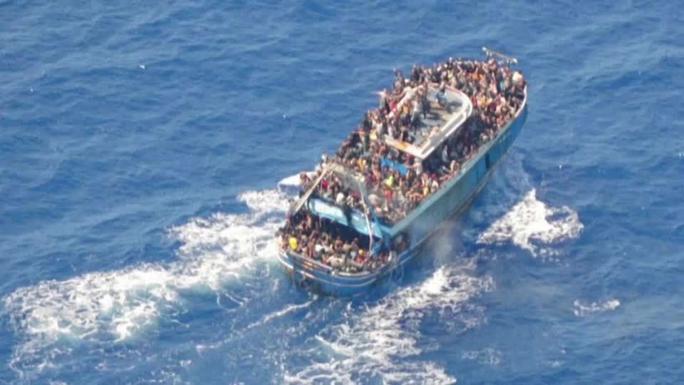 Video: Noch zahlreiche Opfer nach Untergang von Migranten-Schiff befürchtet