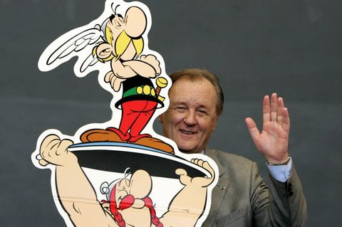 Albert Uderzo mit seinen Figuren Asterix und Obelix im Jahr 2005