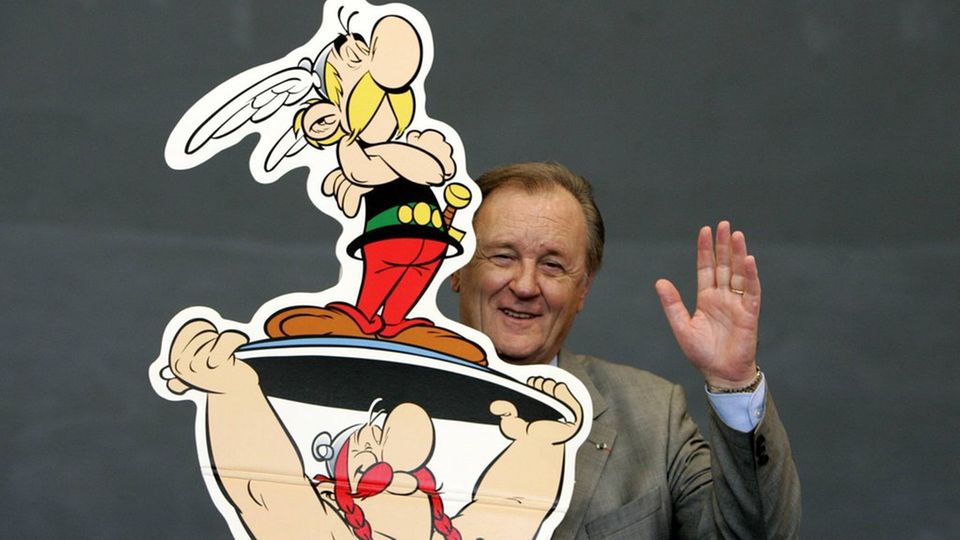 Albert Uderzo mit seinen Figuren Asterix und Obelix im Jahr 2005