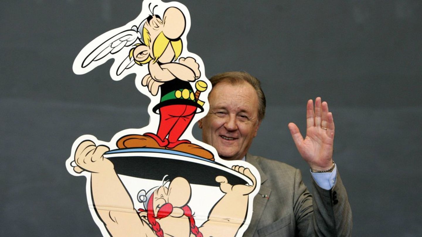 Albert Uderzo mit seinen Figuren Asterix und Obelix im Jahr 2005