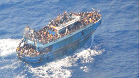 Ein Boot gefüllt Menschen an Bord auf dem Meer nahe Griechenland