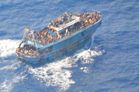 Ein Boot gefüllt Menschen an Bord auf dem Meer nahe Griechenland