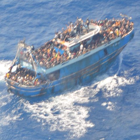 Ein Boot gefüllt Menschen an Bord auf dem Meer nahe Griechenland