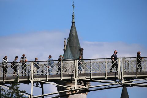 Über die Marienbrücke am Schloss Neuschwanstein gehen Touristen