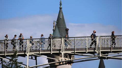 Über die Marienbrücke am Schloss Neuschwanstein gehen Touristen