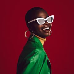 Eine Frau trägt eine weiße Sonnenbrille.