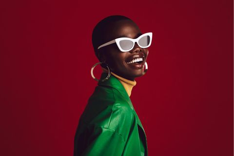 Eine Frau trägt eine weiße Sonnenbrille.