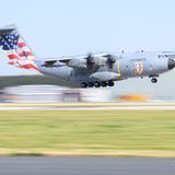 Anlässlich des "Air Defender 2023" ist dieser Airbus A400M der Bundeswehr mit dem "Star spangled banner" geschmückt