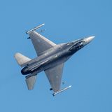 Hals über Kopf ins Manöver: Ein Kampfflugzeug vom Typ F-16 über der US-Air-Base Spangdahlem in der Eifel