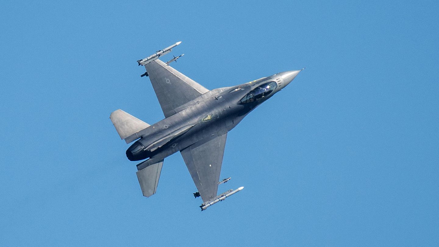 Hals über Kopf ins Manöver: Ein Kampfflugzeug vom Typ F-16 über der US-Air-Base Spangdahlem in der Eifel