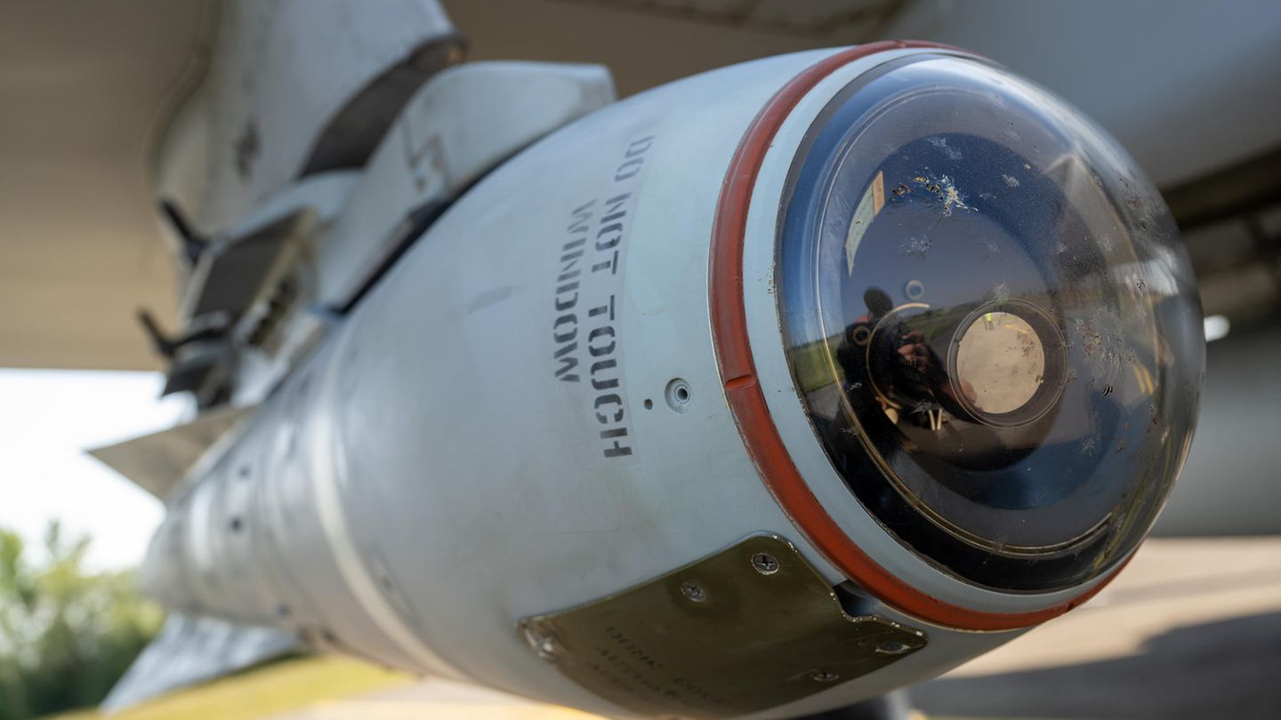"Fenster nicht berühren": Eine Lenkrakete unter dem Flügel einer A-10 Thunderbolt auf dem Fliegerhorst Lechfeld