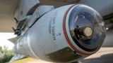 "Fenster nicht berühren": Eine Lenkrakete unter dem Flügel einer A-10 Thunderbolt auf dem Fliegerhorst Lechfeld
