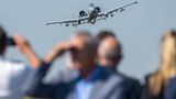 Besucher verfolgen die Starts von A-10-Thunderbolt-Kapfflugzeugen der US-Luftwaffe