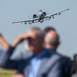 Besucher verfolgen die Starts von A-10-Thunderbolt-Kapfflugzeugen der US-Luftwaffe