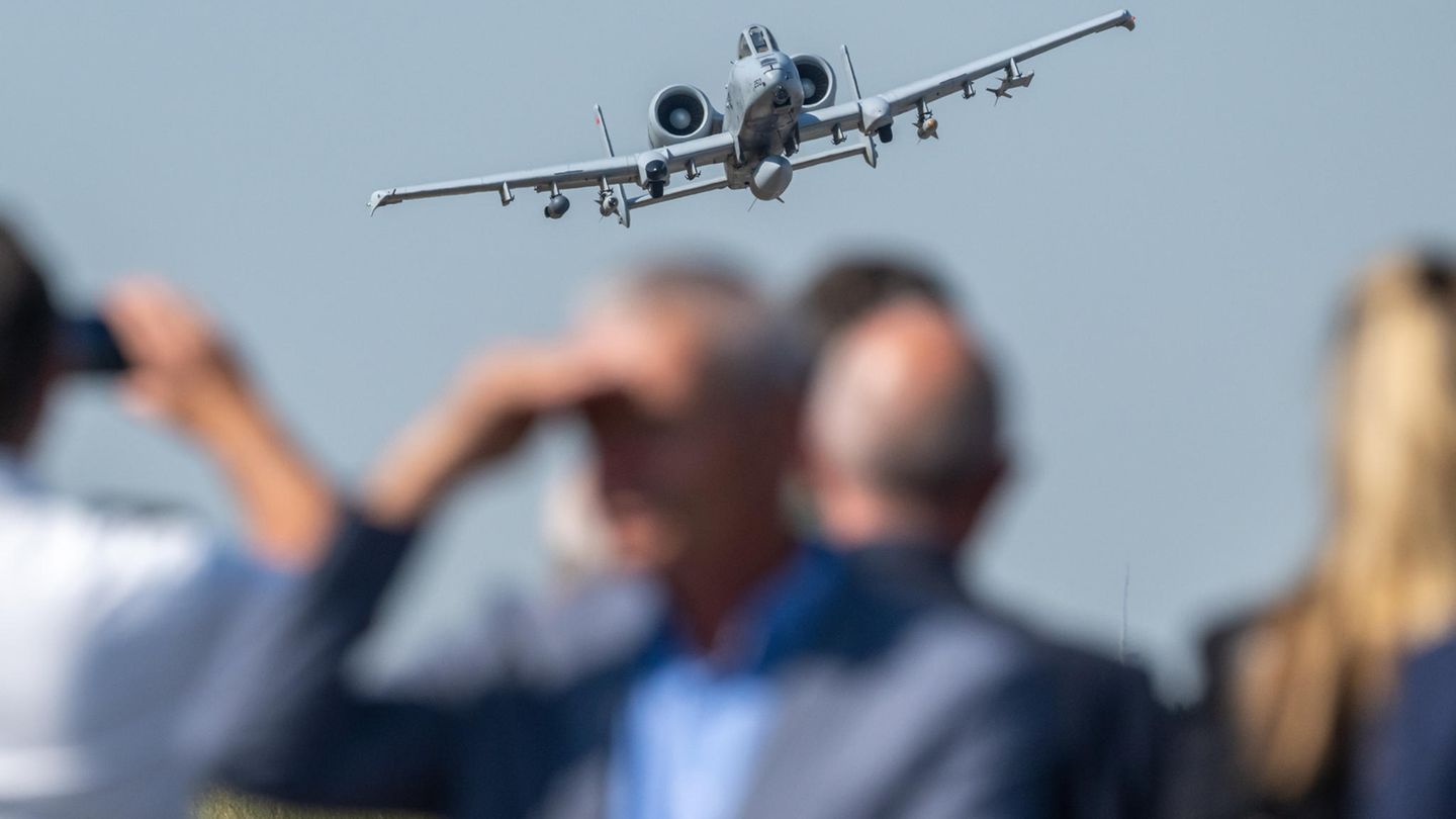 Besucher verfolgen die Starts von A-10-Thunderbolt-Kapfflugzeugen der US-Luftwaffe Besucher verfolgen die Starts von A-10-Thunderbolt-Kapfflugzeugen der US-Luftwaffe