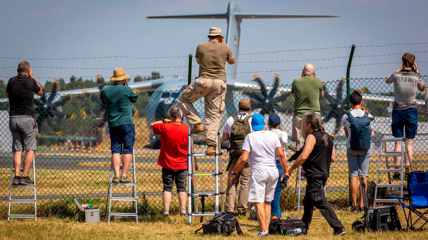 Ein Fest für Flugzeugenthusiasten: Planespotter machen am Fliegerhorst Wunstorf Aufnahmen eines Airbus A400M