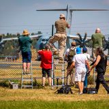 Ein Fest für Flugzeugenthusiasten: Planespotter machen am Fliegerhorst Wunstorf Aufnahmen eines Airbus A400M