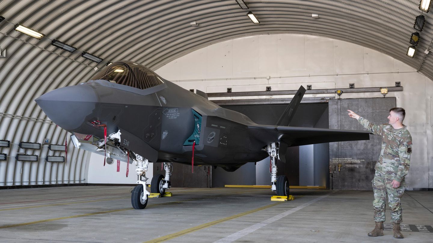 Ein F-35 Tarnkappen-Mehrzweckkampfjet der US Air Force wartet auf seinen "Air Defender 2023"-Einsatz