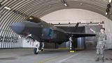 Ein F-35 Tarnkappen-Mehrzweckkampfjet der US Air Force wartet auf seinen "Air Defender 2023"-Einsatz