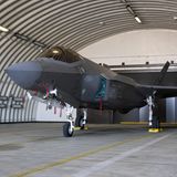 Ein F-35 Tarnkappen-Mehrzweckkampfjet der US Air Force wartet auf seinen "Air Defender 2023"-Einsatz