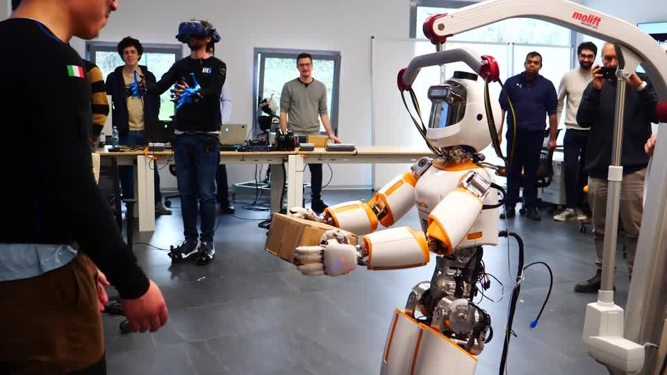 Video: Künstliche Intelligenz: Humanoider Roboter soll Arbeiter schonen