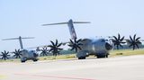 Zwei Airbus A400M mit ihren riesigen Propellern landen am Fliegerhorst Wunstorf in der Region Hannover