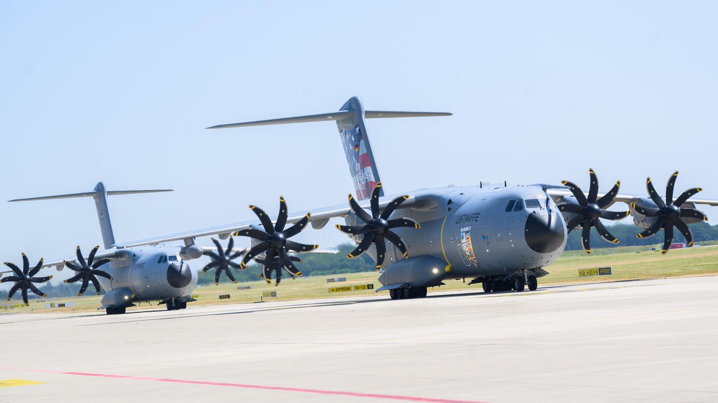 Zwei Airbus A400M mit ihren riesigen Propellern landen am Fliegerhorst Wunstorf in der Region Hannover Zwei Airbus A400M mit ihren riesigen Propellern landen am Fliegerhorst Wunstorf in der Region Hannover