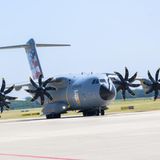 Zwei Airbus A400M mit ihren riesigen Propellern landen am Fliegerhorst Wunstorf in der Region Hannover
