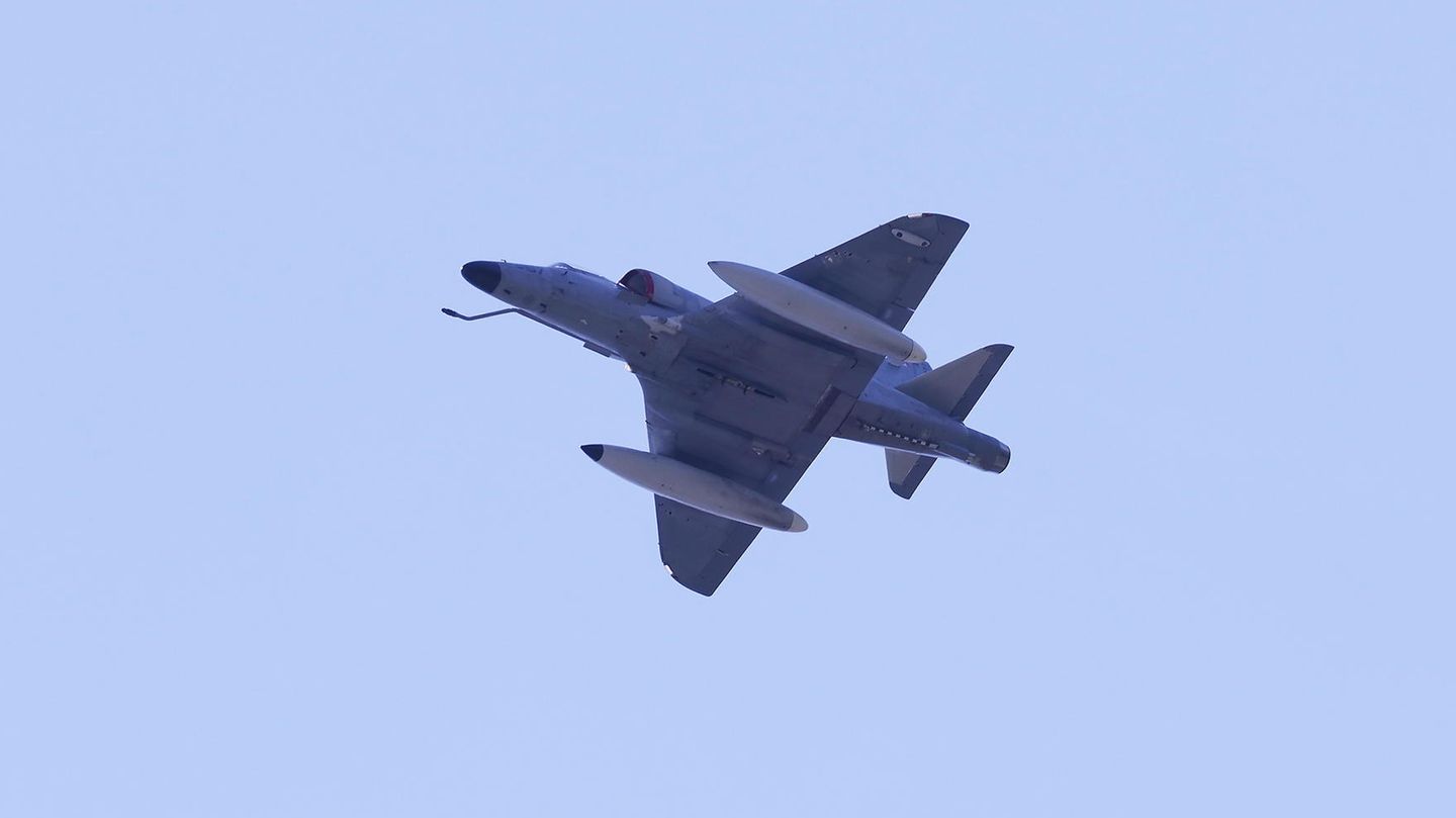 Eine Douglas A-4 "Skyhawk" der Bundeswehr hebt vom Stützpunkt Nörvenich ab