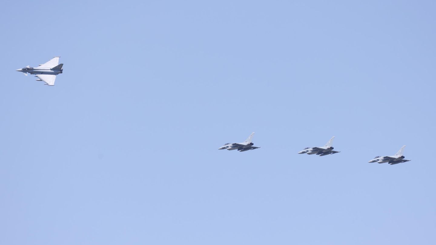 Vier Eurofighter der Deutschen Luftwaffe landen beim "Air Defender 2023" in Nörvenich
