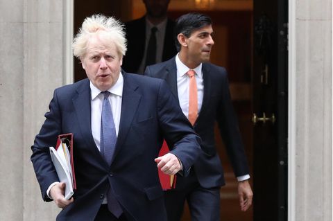 Oktober 2020: Boris Johnson, damals noch britischer Premier, vor 10 Downing Street, gefolgt von seinem späteren Nachfolger Rishi Sunak. Johnson bringt nun mit seinem skandalösen Verhalten auch Sunak in Schwierigkeiten.