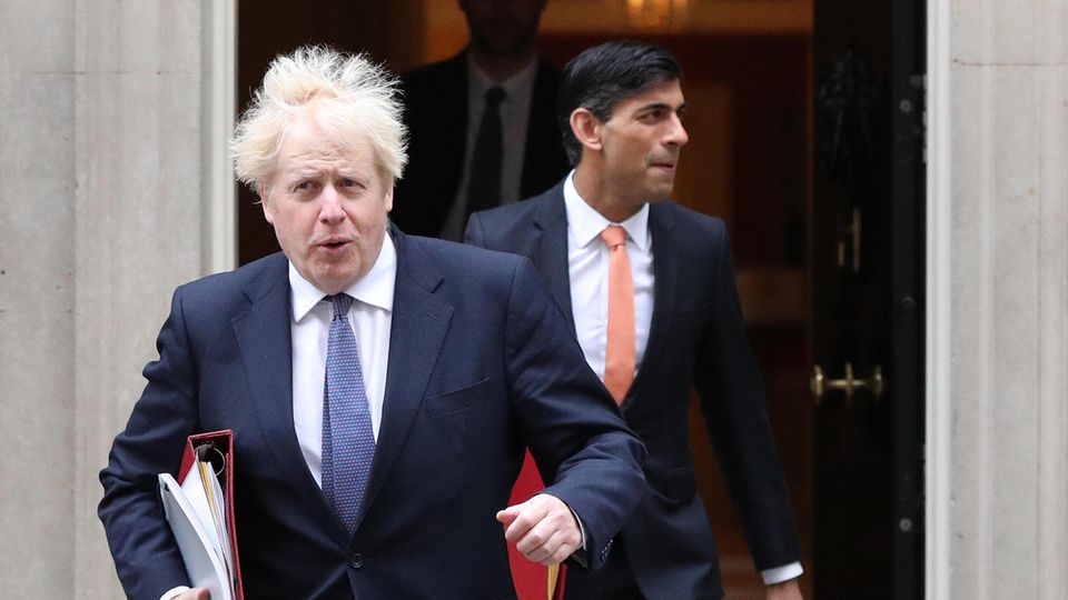 Oktober 2020: Boris Johnson, damals noch britischer Premier, vor 10 Downing Street, gefolgt von seinem späteren Nachfolger Rishi Sunak. Johnson bringt nun mit seinem skandalösen Verhalten auch Sunak in Schwierigkeiten.
