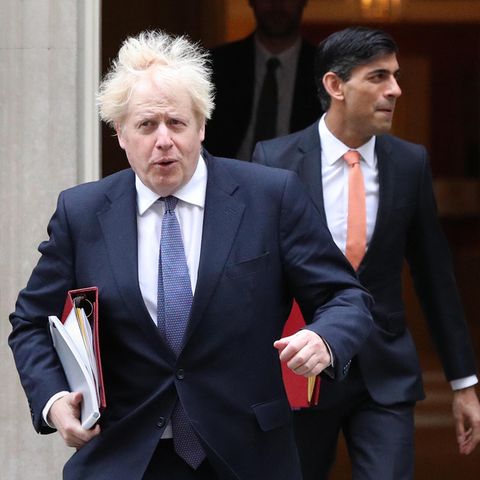 Oktober 2020: Boris Johnson, damals noch britischer Premier, vor 10 Downing Street, gefolgt von seinem späteren Nachfolger Rishi Sunak. Johnson bringt nun mit seinem skandalösen Verhalten auch Sunak in Schwierigkeiten.