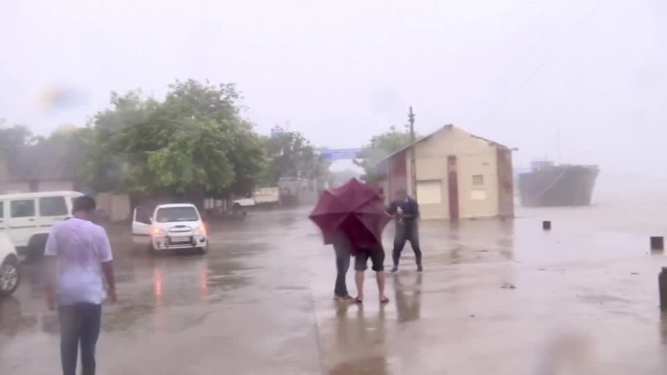 Video: Zyklon Biparjoy rast auf Indiens Westküste zu