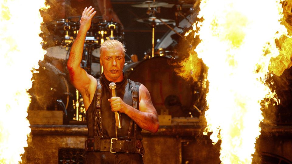 Rammstein-Frontsänger Till Lindemann bei einem Auftritt beim Wacken Open-Air Festival.