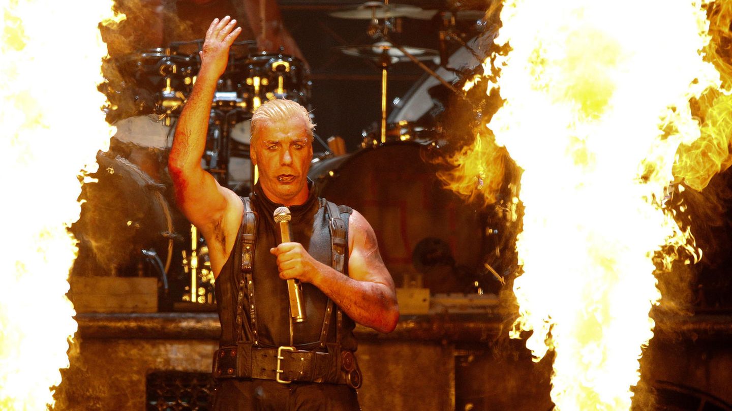 Rammstein-Frontsänger Till Lindemann bei einem Auftritt beim Wacken Open-Air Festival. Rammstein-Frontsänger Till Lindemann bei einem Auftritt beim Wacken Open-Air Festival.
