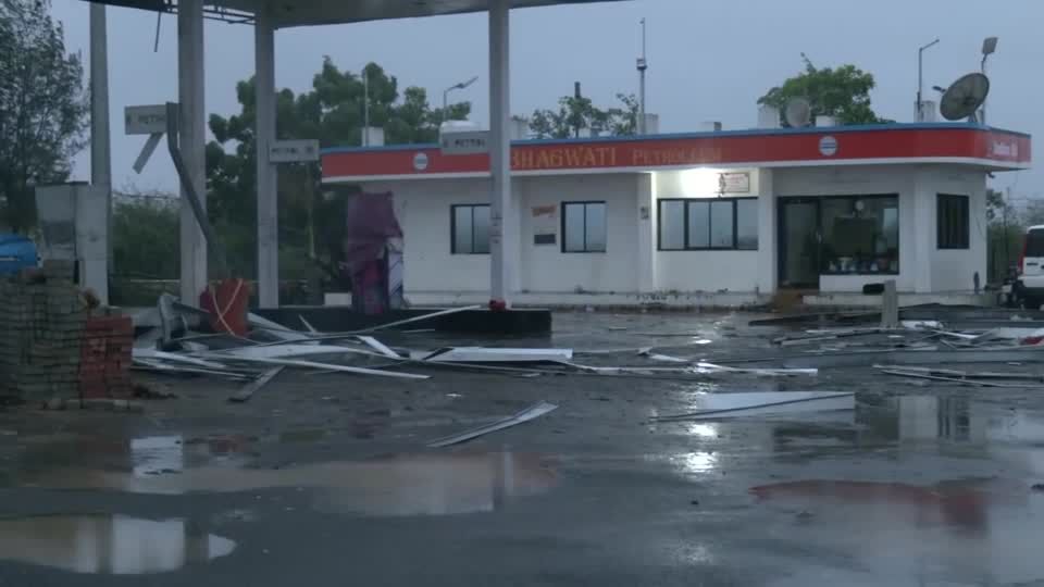 Video: Indien: Zyklon "Biparjoy" trifft auf Land