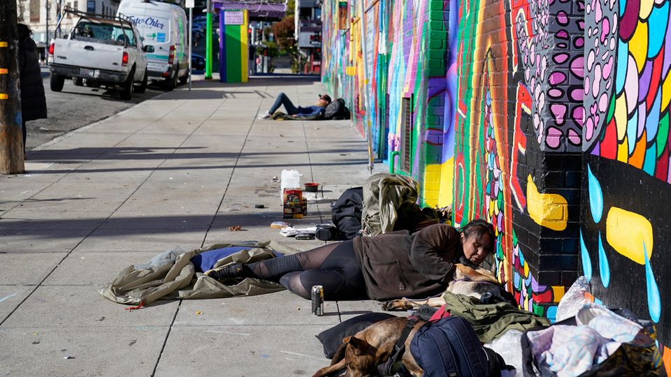 San Francisco: Eine obdachlose Frau schläft gegenüber der Eureka Valley Bibliothek. Das Wandgemäle wurde von der Stadt aufgefrischt, die linke Hälfte des Gehwegs wurde mittlerweile zum Grünstreifen umgewandelt.