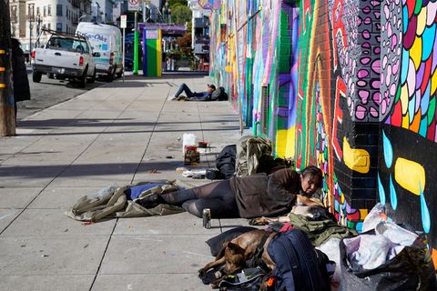 San Francisco: Eine obdachlose Frau schläft gegenüber der Eureka Valley Bibliothek. Das Wandgemäle wurde von der Stadt aufgefrischt, die linke Hälfte des Gehwegs wurde mittlerweile zum Grünstreifen umgewandelt.